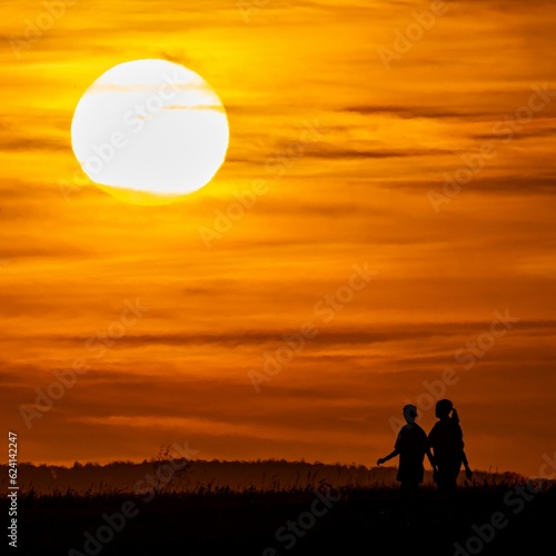 Obraz na płótnie couple at sunset w salonie