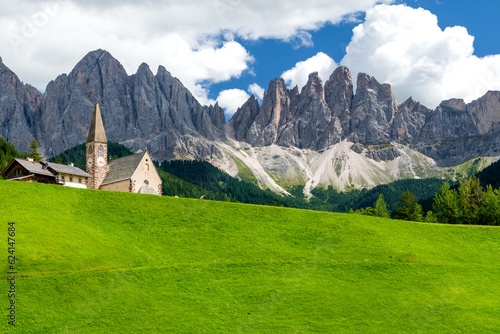 Bekannte Bergkapelle Sankt Magdalena vor den Gipfeln der Geislergruppe in den Dolomiten, Südtirol, Italien
