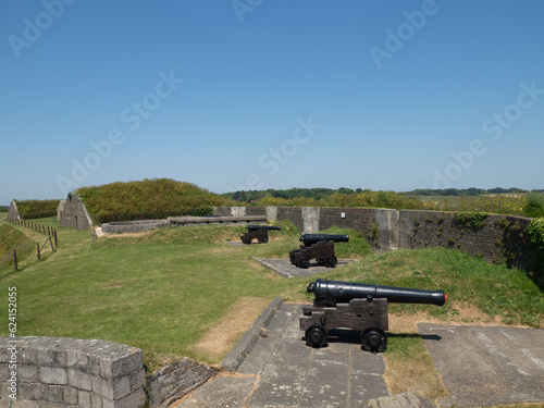 Cañones en el Castillo de Dover, condado de Kent, Reino Unido