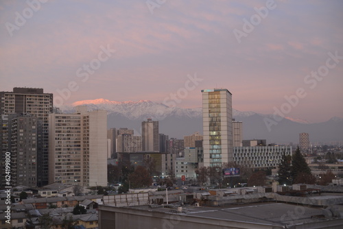 Santiago de Chile en edificios al atardecer.