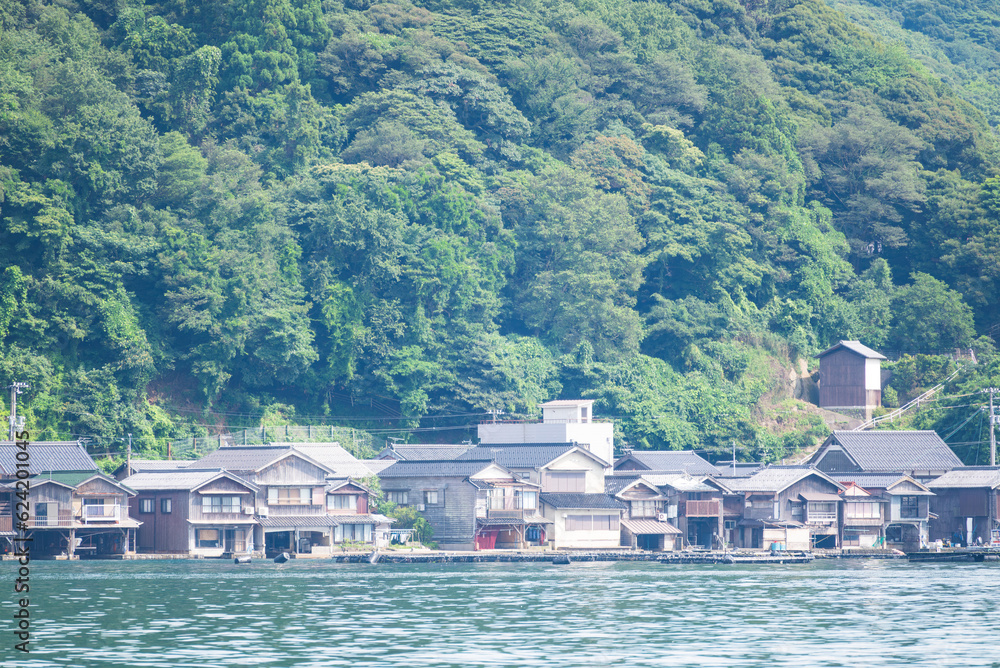 日本の京都府伊根町の伊根の舟屋の風景。遠い子供時代を思い起こす懐かしい街並みが広がっています。