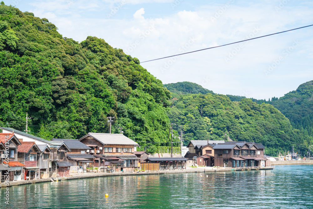 日本の京都府伊根町の伊根の舟屋の風景。遠い子供時代を思い起こす懐かしい街並みが広がっています。