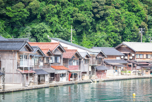 日本の京都府伊根町の伊根の舟屋の風景。遠い子供時代を思い起こす懐かしい街並みが広がっています。
