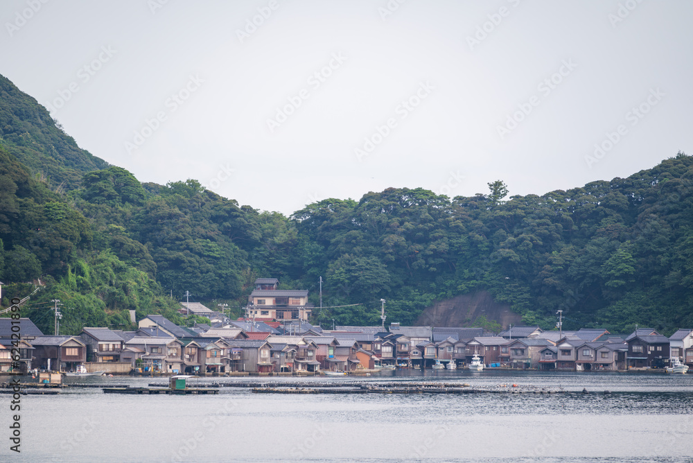 京都府伊根町の街並みで、海辺にたたずむ古民家の風景は、伊根の舟屋と呼ばれています。