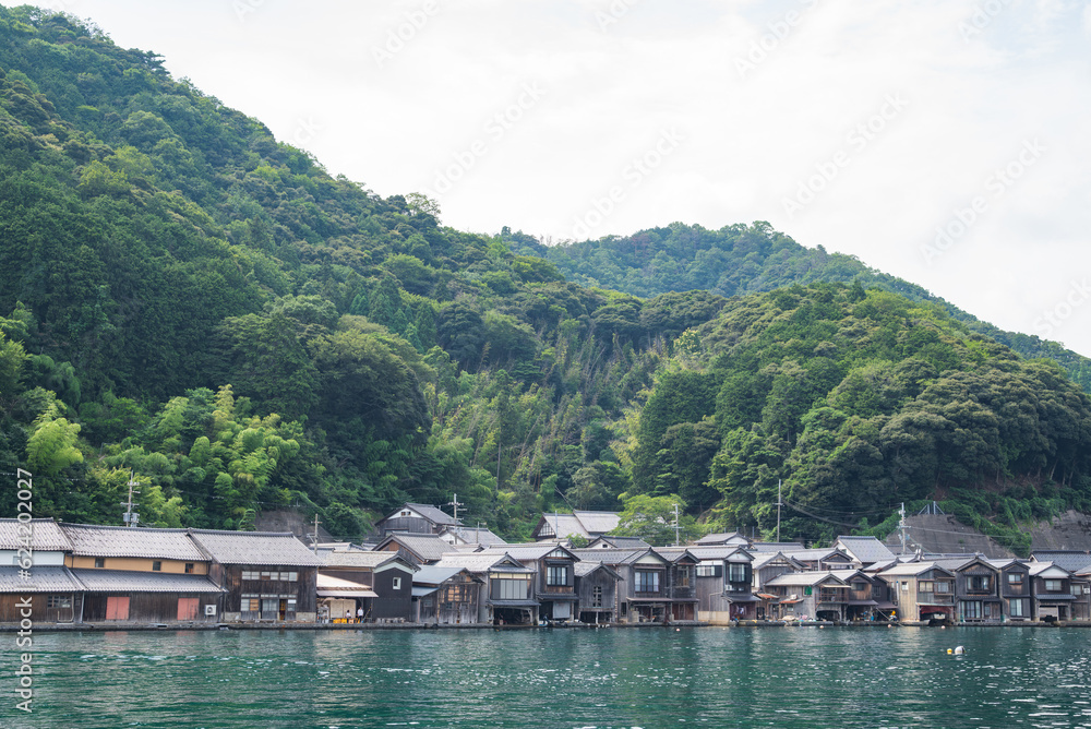 京都府伊根町の街並みで、海辺にたたずむ古民家の風景は、伊根の舟屋と呼ばれています。