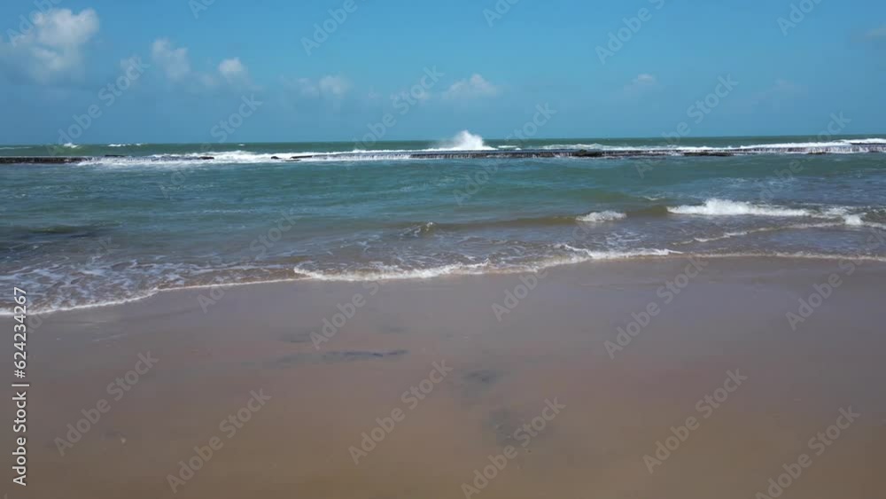 toma aerea entranso al mar desde la orilla de la playa toma aerea entranso al mar desde la orilla de la playa
