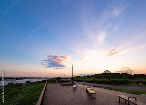 Obraz na płótnie 初夏の葛西臨海公園 水族館と観覧車の夕景 w salonie