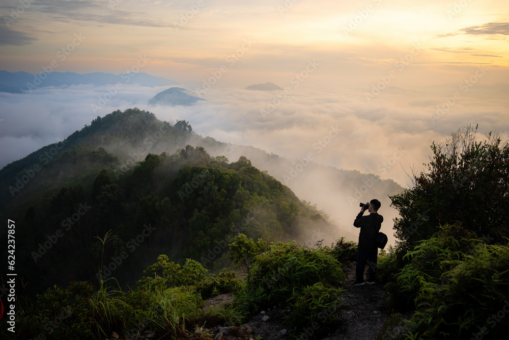 Obraz premium Scenic point Gunungsilipat in morning sunrise with beautiful sky and mist at AiYoeweng sub-district, Betong area, Yala province, Thailand.