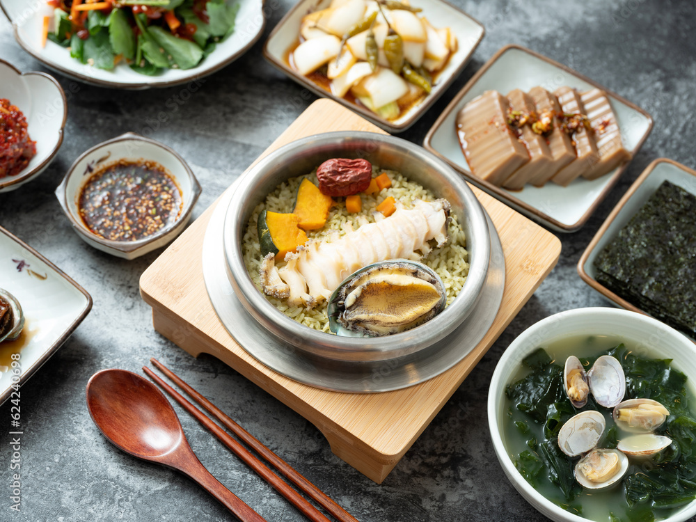 Korean traditional food, various side dishes and abalone pot rice foto ...