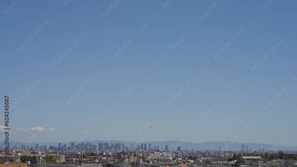 大阪の街並みと青空、タイトルバックとしても使える 大阪の街並みと青空、タイトルバックとしても使える