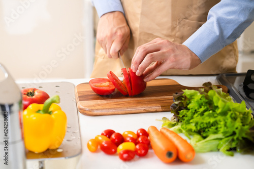 トマトを切る若い男性 料理イメージ 