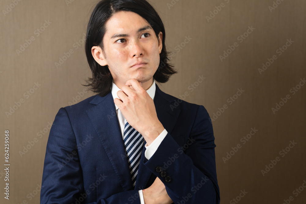 悩む若いビジネスマン 悩む若いビジネスマン