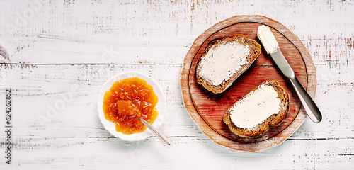 illustrazione di fette di pane integrale con burro e marmellata, tagliere rustico e coltello, superficie tavolo in legno a doghe bianco, Generative ai
