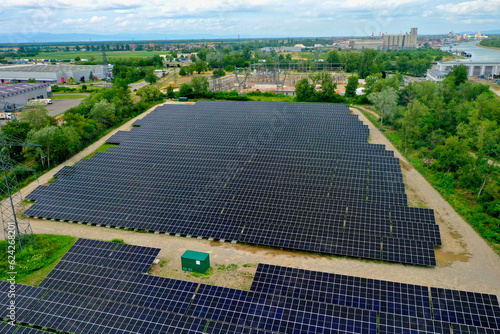 Centrale solaire photovoltaïque d'Ottmarsheim en Alsace
28000 panneaux solaires pour une production d'une puissance de 15,5 MW