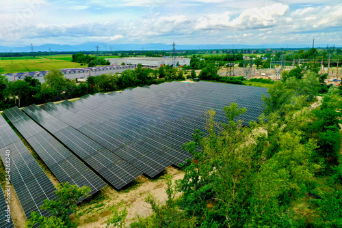 Centrale solaire photovoltaïque d'Ottmarsheim en Alsace
28000 panneaux solaires pour une production d'une puissance de 15,5 MW