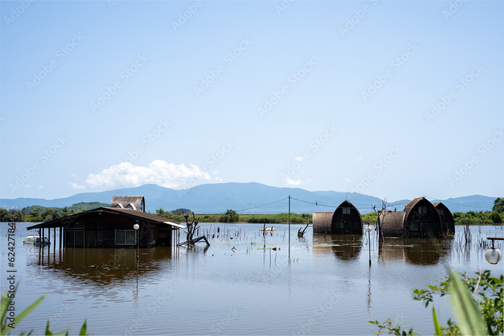 Obraz premium 日本の岡山県瀬戸内市の水没したペンション村