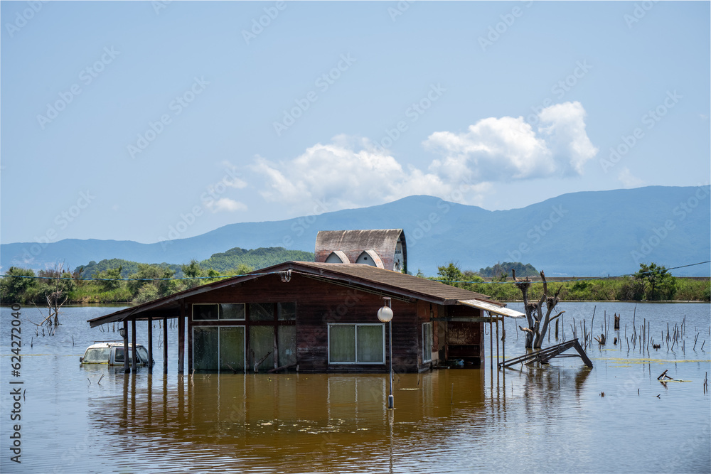 Naklejka premium 日本の岡山県瀬戸内市の水没したペンション村