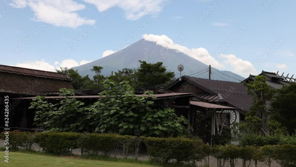 忍野村から観た雲をまとった富士山の姿。 忍野村から観た雲をまとった富士山の姿。