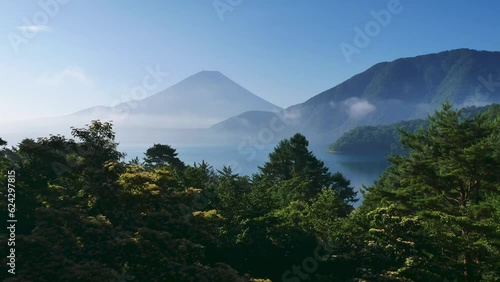 富士山の前で朝靄が蒸発してゆく美しい風景。
夏の朝に本栖湖で撮影。