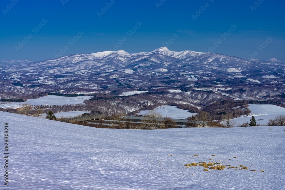 北海道・豊浦町 雪原と冬の昆布岳の風景