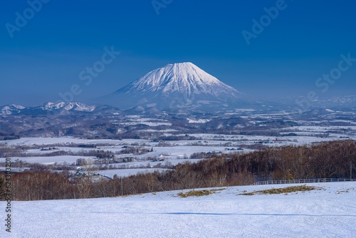 北海道・豊浦町 雪原と冬の羊蹄山の風景