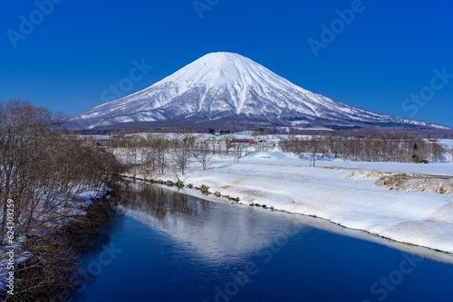 北海道・京極町 冬の羊蹄山と尻別川の風景