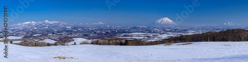 北海道・豊浦町 冬のポロモイ山から望む羊蹄山のパノラマ風景 © w.aoki