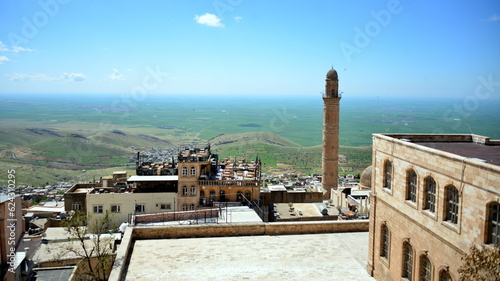 Mardin is a city in southeastern Turkey. Known for its Arab architecture and for its strategic position. From its altitude and rocky buttresses it allows you to dominate northern Mesopotamia