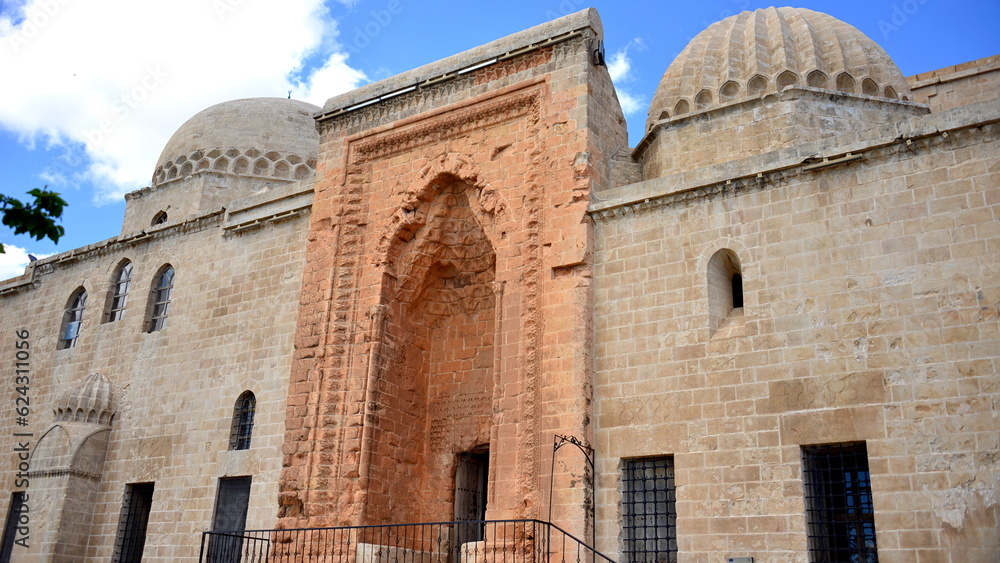 Mardin is a city in southeastern Turkey. Known for its Arab architecture and for its strategic position. From its altitude and rocky buttresses it allows you to dominate northern Mesopotamia