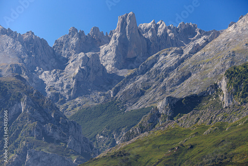 Obraz na płótnie Naranjo de Bulnes from Mirador Pedro Udaondo w salonie