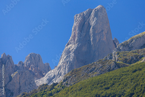 Obraz na płótnie Naranjo de Bulnes from Camarmena w salonie
