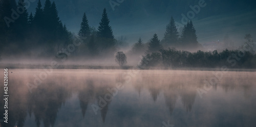 Obraz na plátně lever de soleil et brume matinale sur le lac de Lamoura dans le Haut Jura en Fra