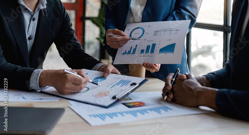 Canvas Print Asian business advisor meeting to analyze and discuss the situation on the financial report in the meeting room
