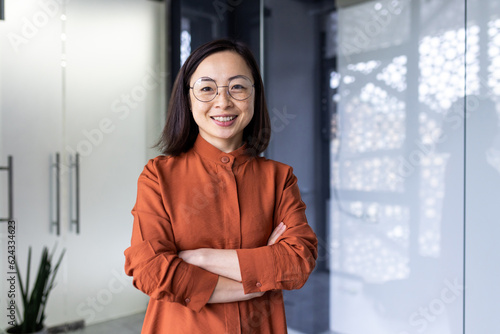 Obraz na plátně Portrait of a young successful and confident Asian female programmer, developer and IT expert