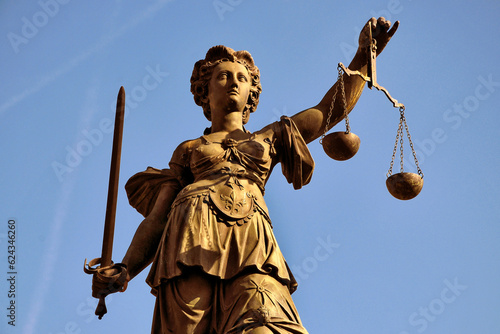 Justitiabrunnen mit Bronzestatue der römischen Gerechtigkeitsgöttin auf dem Römerberg in Frankfurt am Main im Abendlicht