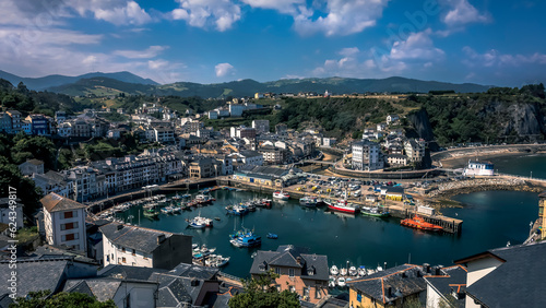 Vista desde lo alto de Luarca, puerto y pueblo. Asturias, España. © lleandralacuerva