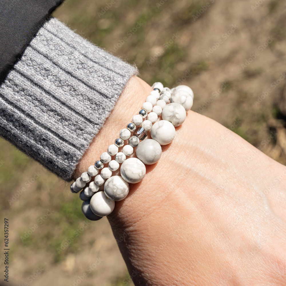 Gemstone beaded bracelet. Energy crystals, healing stone jewelry. Handmade accessories.
Howlite, silver.