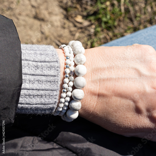 Gemstone beaded bracelet. Energy crystals, healing stone jewelry. Handmade accessories.
Howlite, silver.