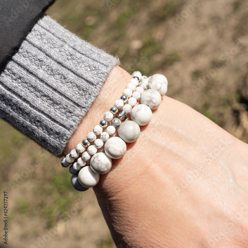 Obraz na płótnie Gemstone beaded bracelet. Energy crystals, healing stone jewelry. Handmade accessories.
Howlite, silver. w salonie