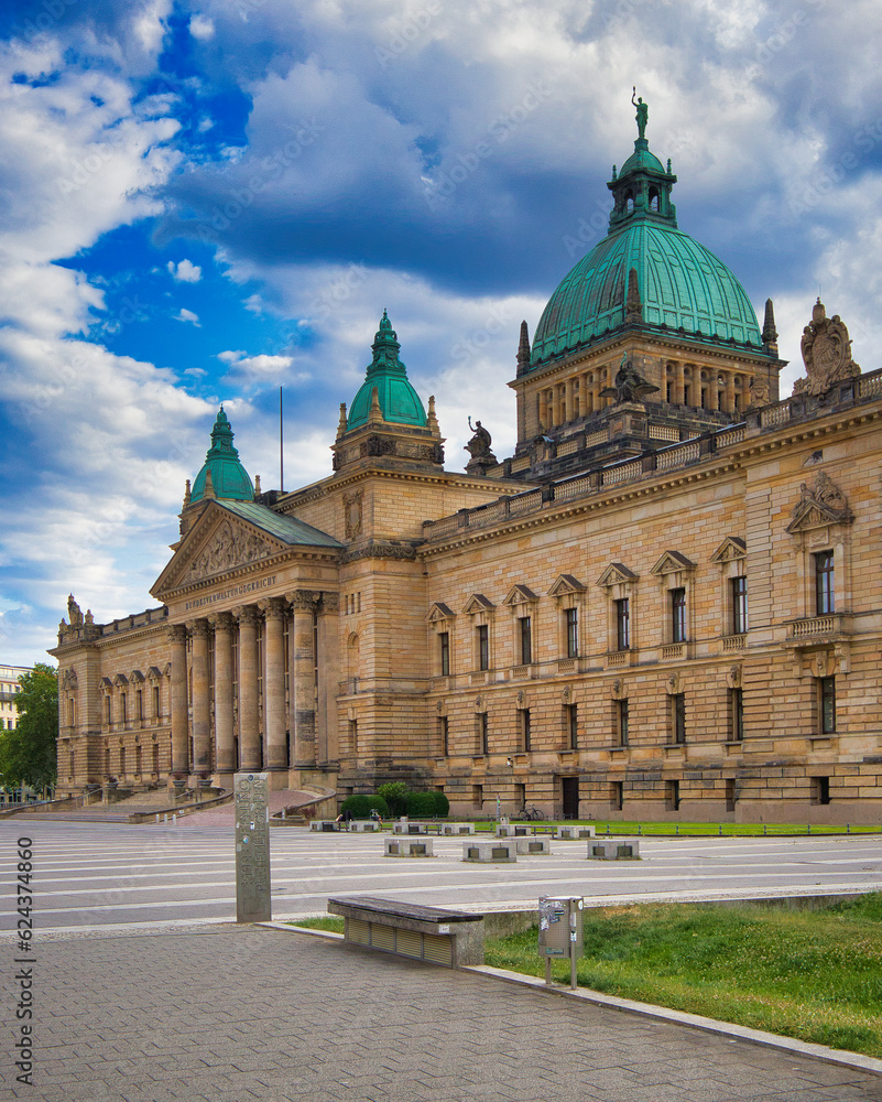 Obraz premium Totalaufnahme des Bundesverwaltungsgerichts am Simsonplatz mit markanten grünen Kuppeln und klassizistischer Architektur, Leipzig, Sachsen, Deutschland