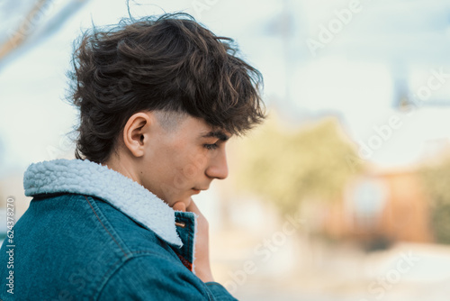 Foto Retrato de apuesto adolescente con corte de cabello a la moda