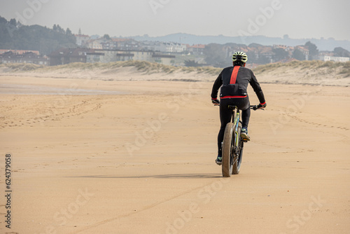 bicicleta de rueda ancha circulando por la playa photo