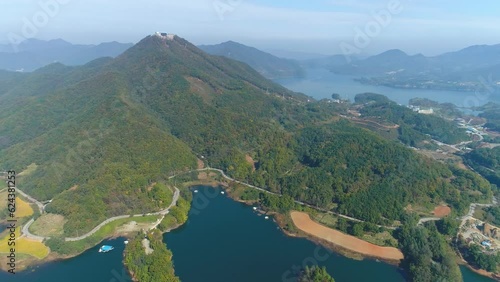 충북 제천시 청풍호와 산