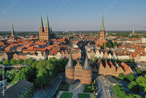 Wallpaper Mural Deutschland, Schleswig-Holstein, Hansestadt Lübeck. Altstadt aus der Luft. Torontodigital.ca