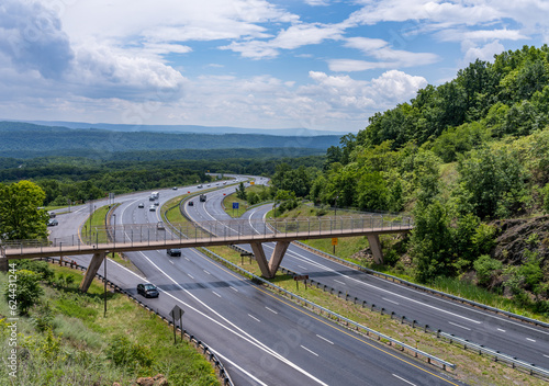 Fotografía Road through the mountains of Sideling Hill Road Cut for the I68 interstate road