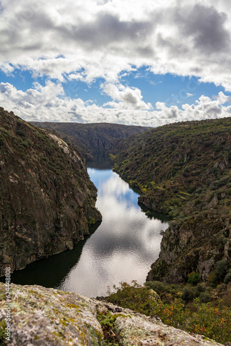 O rio Douro entre as escarpas no parque do Douro Internacional