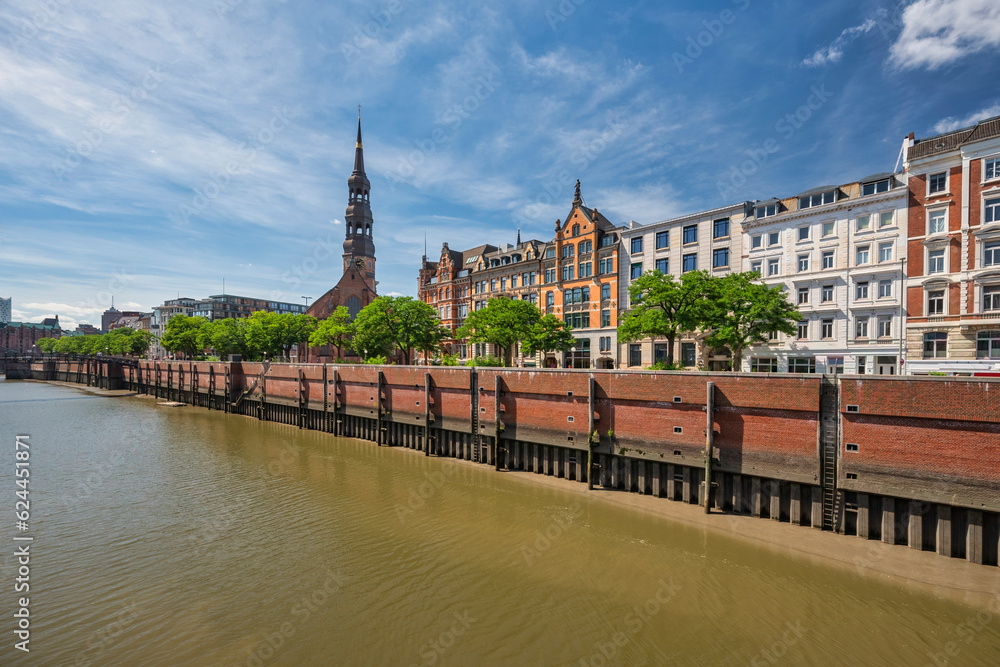 Obraz premium Hamburg Germany, city skyline at Speicherstadt and St. Catherine's Church