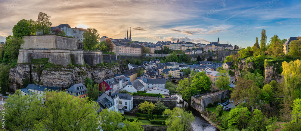 Obraz na płótnie Grand Duchy of Luxembourg, sunset city skyline at Grund along Alzette river in the historical old town of Luxembourg w salonie