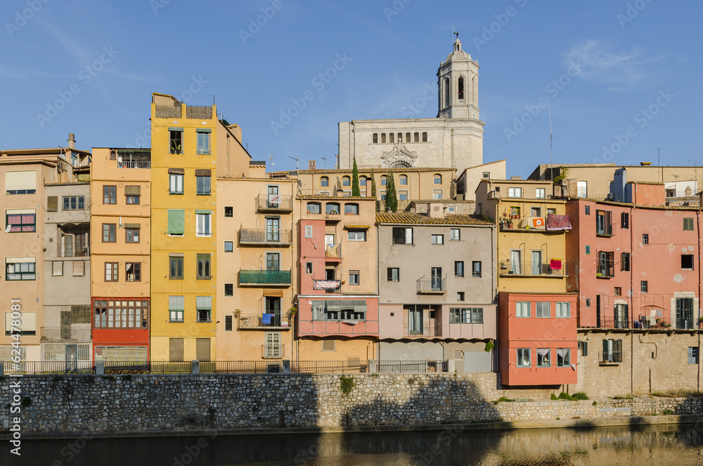 El encanto de las fachadas coloreadas junto al río Onyar: España, Cataluña, Girona