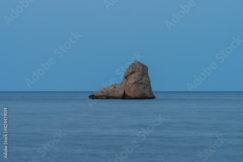 Roca solitaria en el océano, vista mágica desde la encantadora playa del Estartit, Catalunya, España